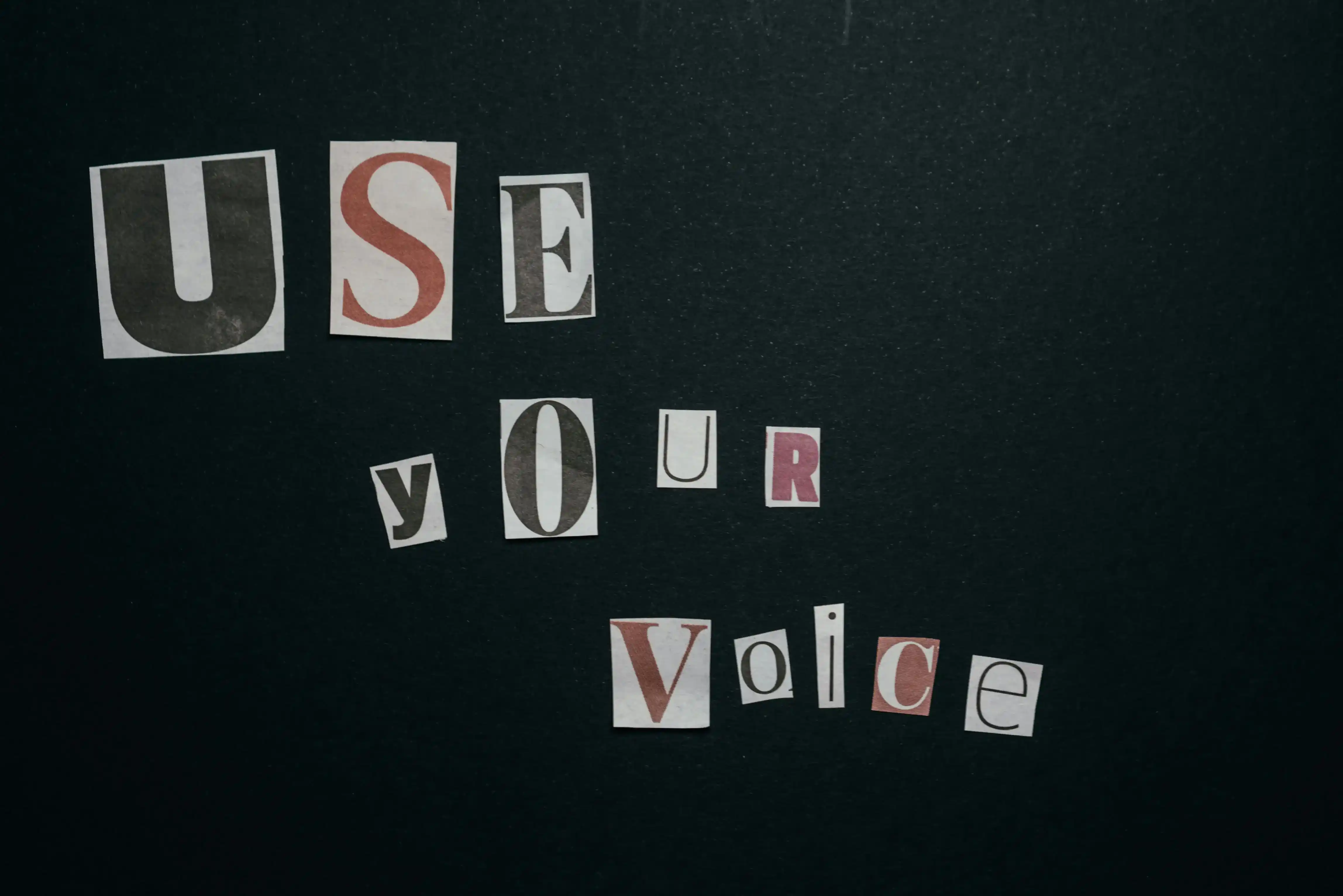 Come Scegliere il Tono di Voce Perfetto per la Tua Web Identity
